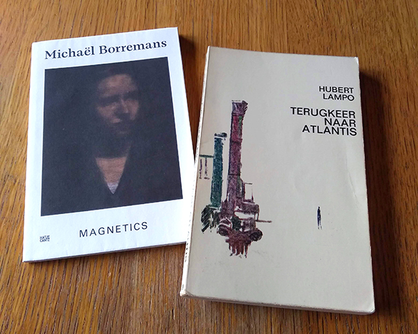 2 books laying on a wooden surface, the left one is called Magnetics and the right one is called Terugkeer naar Atlantis by Hubert Lampo
