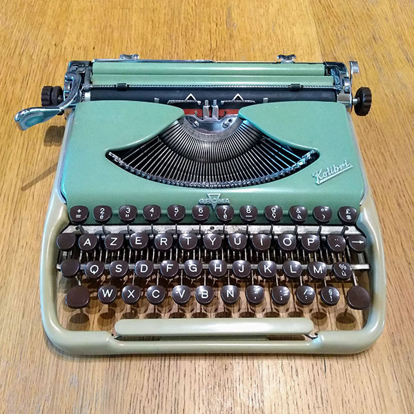 photo of Groma Kolibri typewriter in green
